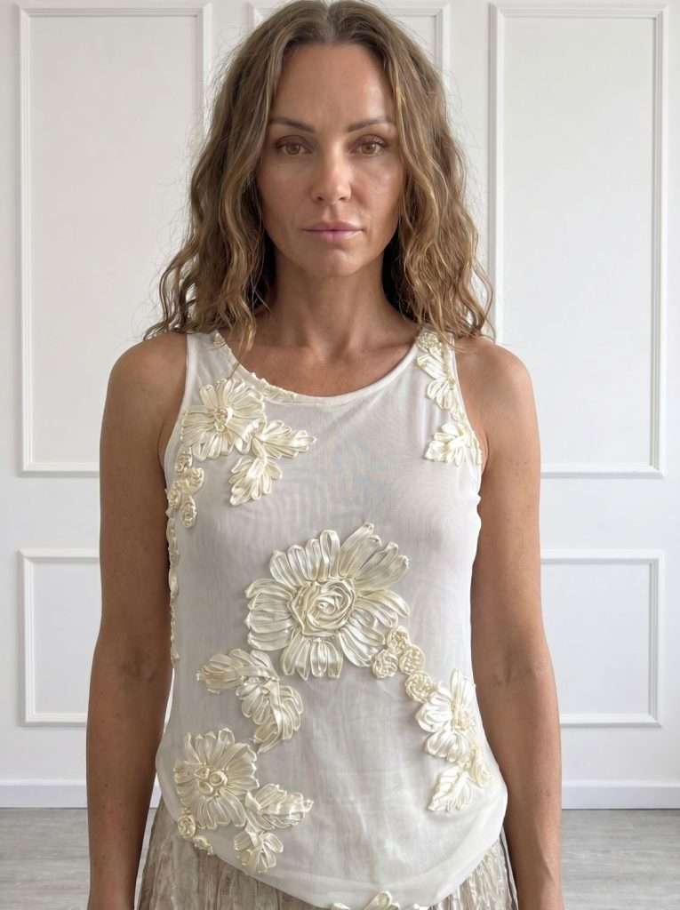 Top elegante da donna Antonello Serio con ricami floreali tridimensionali color avorio