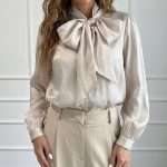 La Camicia Mussola di Operà Fashion è un capo sofisticato che conquista per il suo importante fiocco sul collo e il tessuto luminoso dall'effetto satinato. Le linee morbide e la vestibilità elegante la rendono perfetta sia per occasioni formali che per look ricercati da giorno. Abbinata a pantaloni sartoriali o gonne eleganti, dona un'eleganza senza tempo ad ogni outfit.