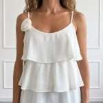 Top elegante da donna Operà Fashion bianco con balze e fiore applicato