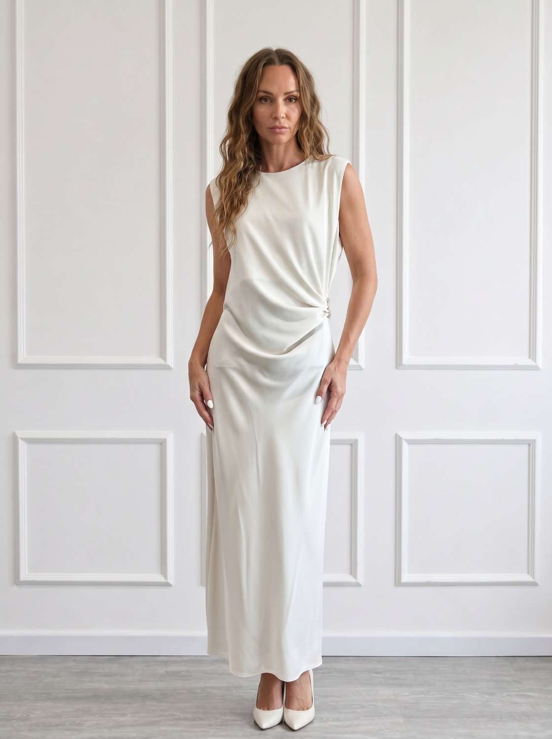 msj_MhR9hRyzx9twZbgoAbito%20lungo%20Bianco%20Donna%20B626%20-%20Chiara%20Bruni%20-%20Nautilus%20Moda%20-%20Primavera%20Estate%202026.jpg Abito lungo elegante donna Chiara Bruni con drappeggio laterale