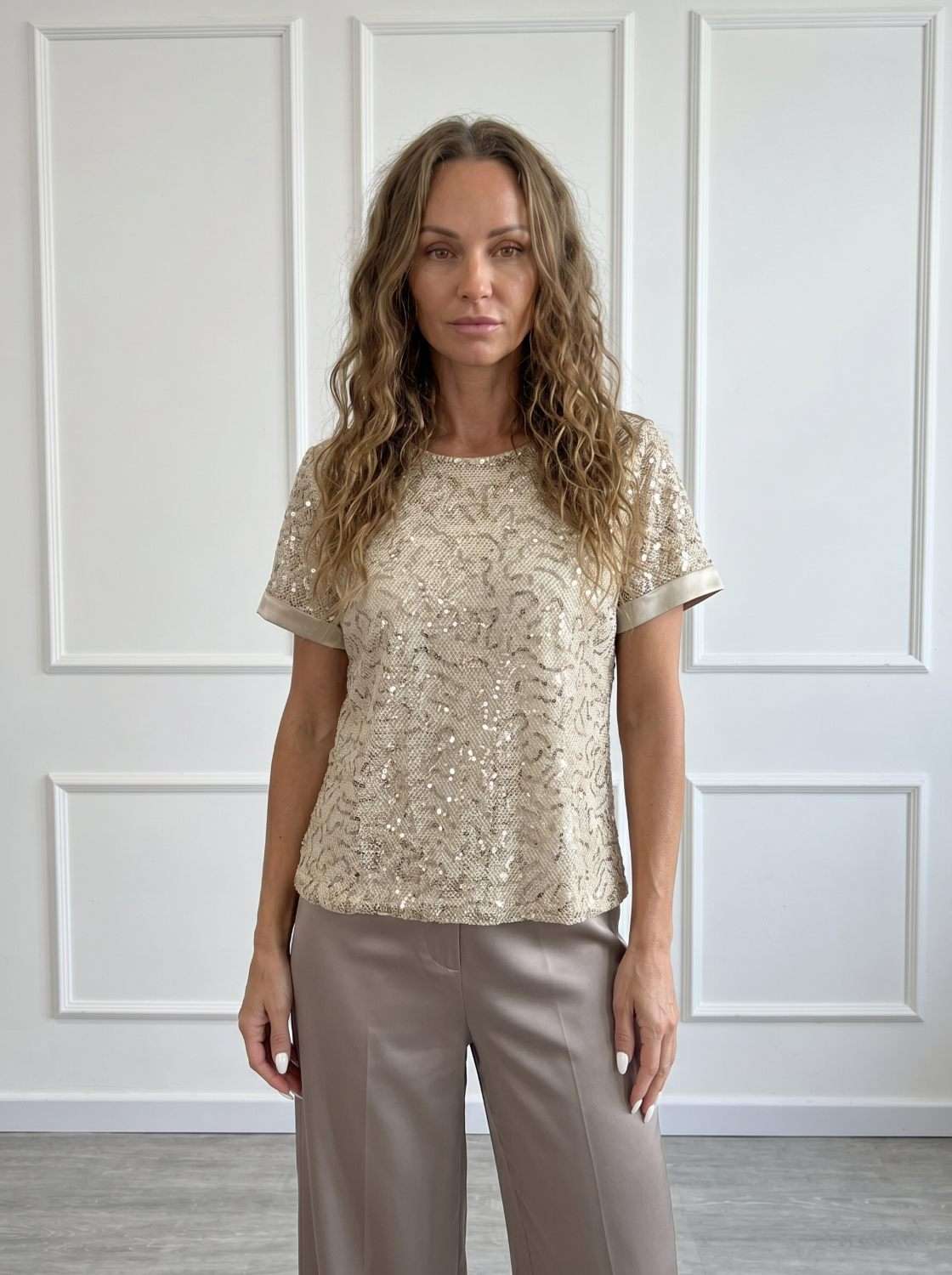 msj_Nb1Q6A3yzICj7ytoBlusa%20Oro%20Donna%20M541%20-%20Chiara%20Bruni%20-%20Nautilus%20Moda%20-%20Primavera%20Estate%202026%20(1).jpg Blusa elegante donna ricamata Chiara Bruni con dettagli luminosi