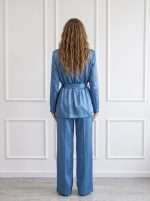 Retro completo donna elegante Chiara Bruni con giacca sartoriale e pantalone ampio
