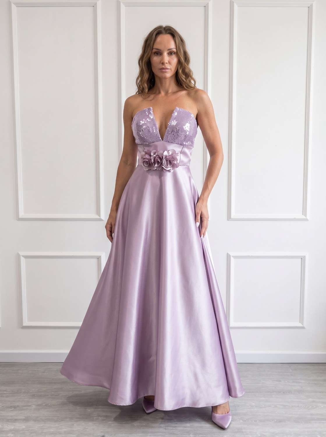 Abito Lungo Lilla con Corpetto Ricamato Le Preziose - Nautilus Moda Abito lungo lilla da donna Le Preziose con corpetto ricamato e applicazioni floreali