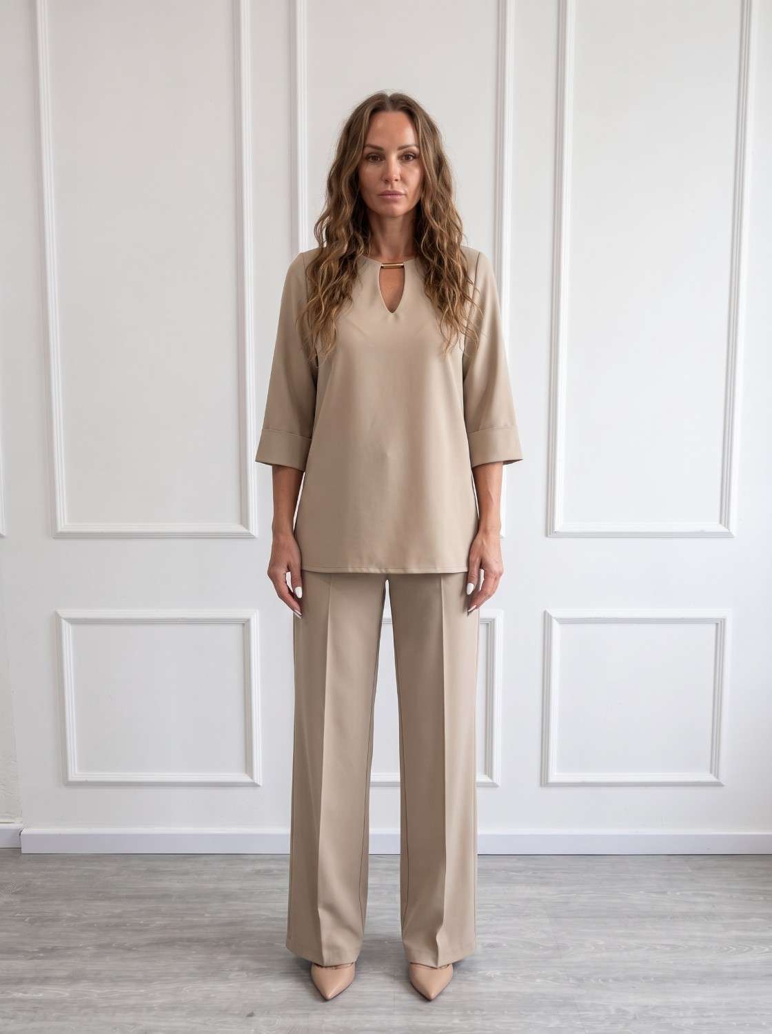 msj_X5DMNdwTTfzSZMZ5Completo%20Cammello%20Donna%20k354%20-%20Chiara%20Bruni%20-%20Nautilus%20Moda%20-%20Primavera%20Estate%202026.jpg Completo donna elegante Chiara Bruni con blusa morbida e pantalone a gamba ampia