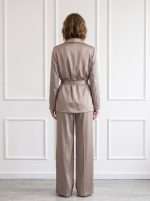 Retro completo donna elegante Chiara Bruni con giacca sartoriale e pantalone ampio