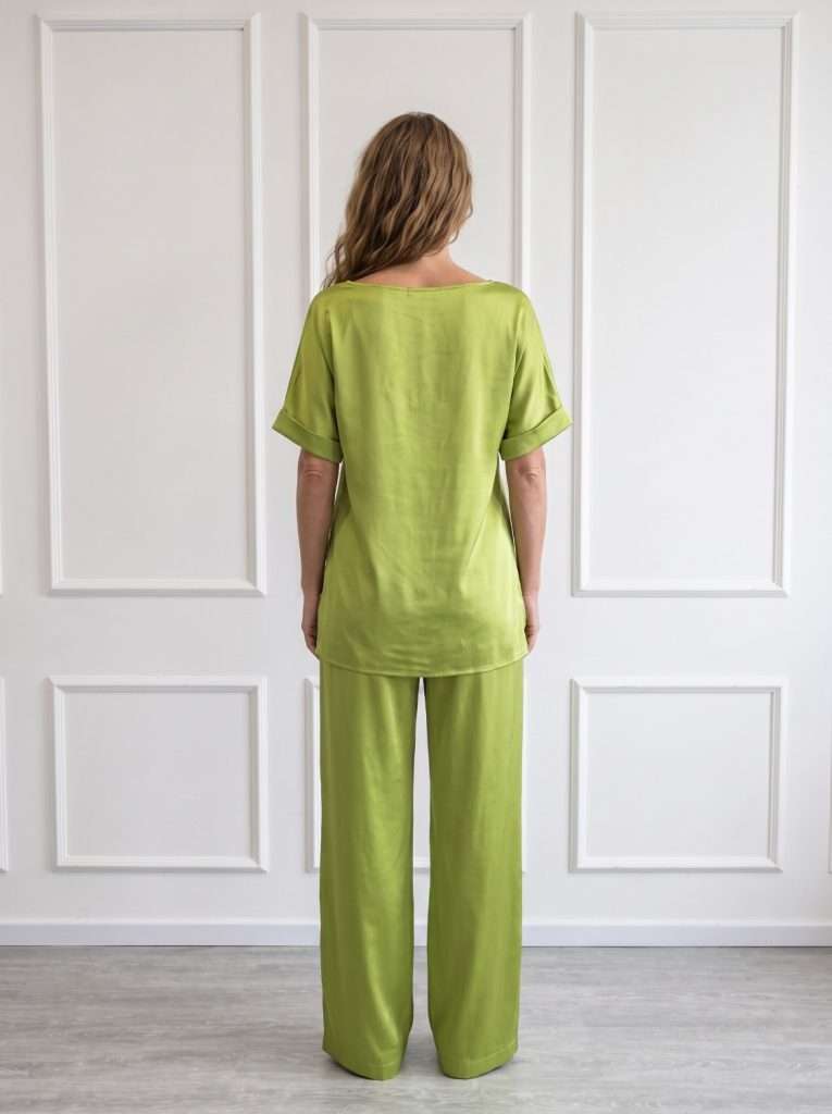 Retro completo donna elegante Chiara Bruni con pantalone ampio