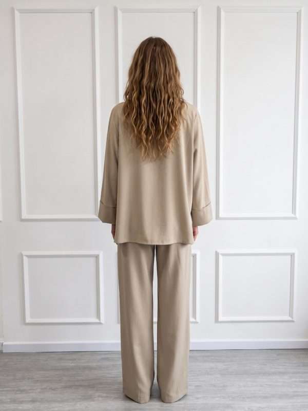 Completo donna elegante Chiara Bruni con blusa morbida e pantalone a gamba ampia