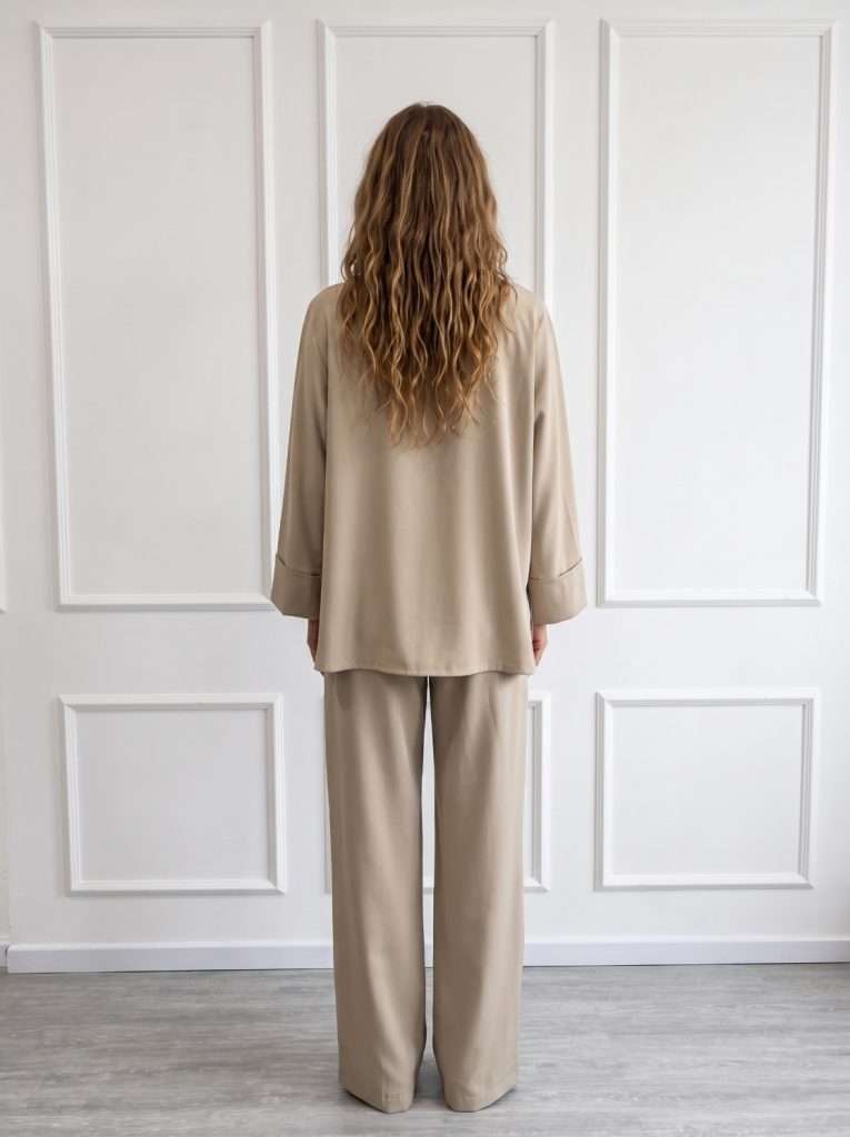 Completo donna elegante Chiara Bruni con blusa morbida e pantalone a gamba ampia